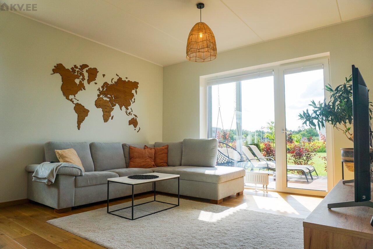 Eritellimusel valmistatud puidust maailmakaart seinale naturaalsetes toonides – dekoratiivne seinakaart elutuppa või kontorisse, valmistatud Eestis.