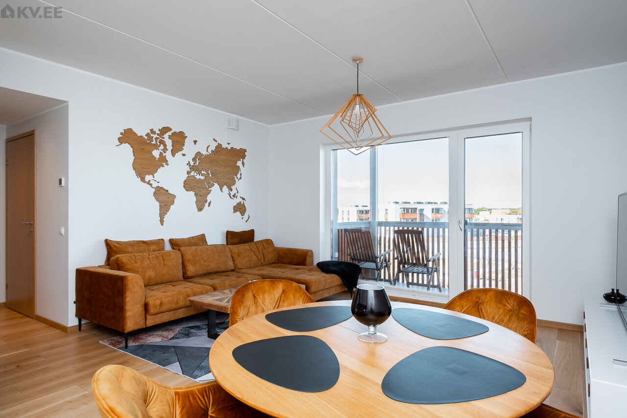 Eritellimusel valmistatud puidust maailmakaart seinale naturaalsetes toonides – dekoratiivne seinakaart elutuppa või kontorisse, valmistatud Eestis.