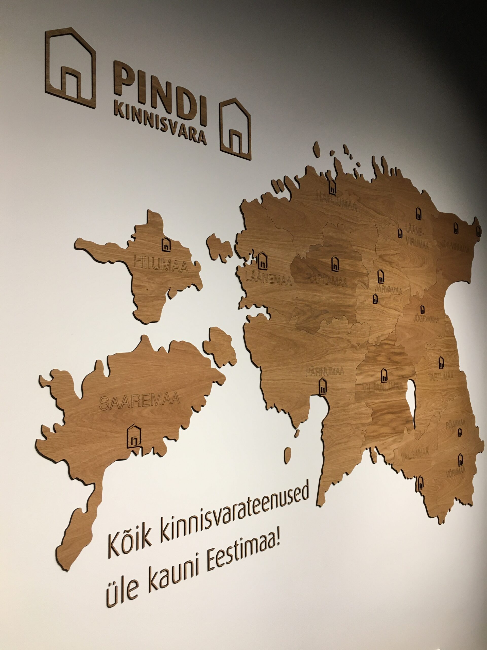 Eritellimusel valmistatud puidust maailmakaart seinale. Dekoratiivne seinakaunistus elutuppa, magamistuppa, kontorisse või äriruumi. Laseriga täpselt lõigatud ja käsitsi viimistletud seinakaart, saadaval erinevates mõõtudes, toonides ja materjalides (puit, vineer, akrüül). Isikupärastatud maailmakaart modernsesse, skandinaavialikku või minimalistlikku interjööri. Reisihuvilistele sobiv disainelement, kingiidee ning ruumi keskpunkt. Valmistatud Eestis, võimalus personaalseteks lahendusteks ja paigalduseks üle Eesti.