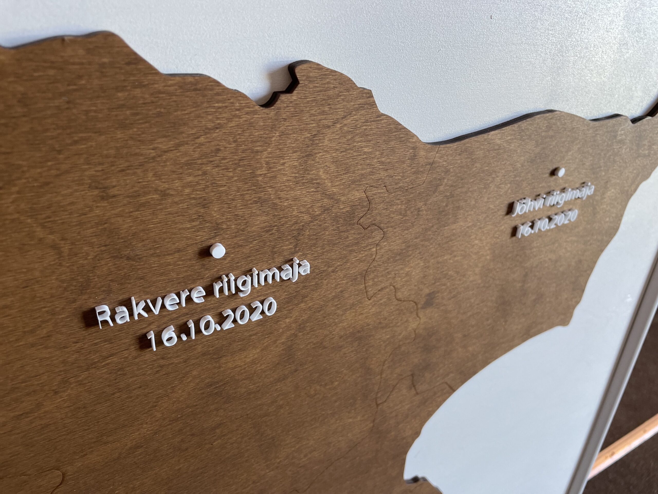 Eritellimusel valmistatud puidust maailmakaart seinale. Dekoratiivne seinakaunistus elutuppa, magamistuppa, kontorisse või äriruumi. Laseriga täpselt lõigatud ja käsitsi viimistletud seinakaart, saadaval erinevates mõõtudes, toonides ja materjalides (puit, vineer, akrüül). Isikupärastatud maailmakaart modernsesse, skandinaavialikku või minimalistlikku interjööri. Reisihuvilistele sobiv disainelement, kingiidee ning ruumi keskpunkt. Valmistatud Eestis, võimalus personaalseteks lahendusteks ja paigalduseks üle Eesti.