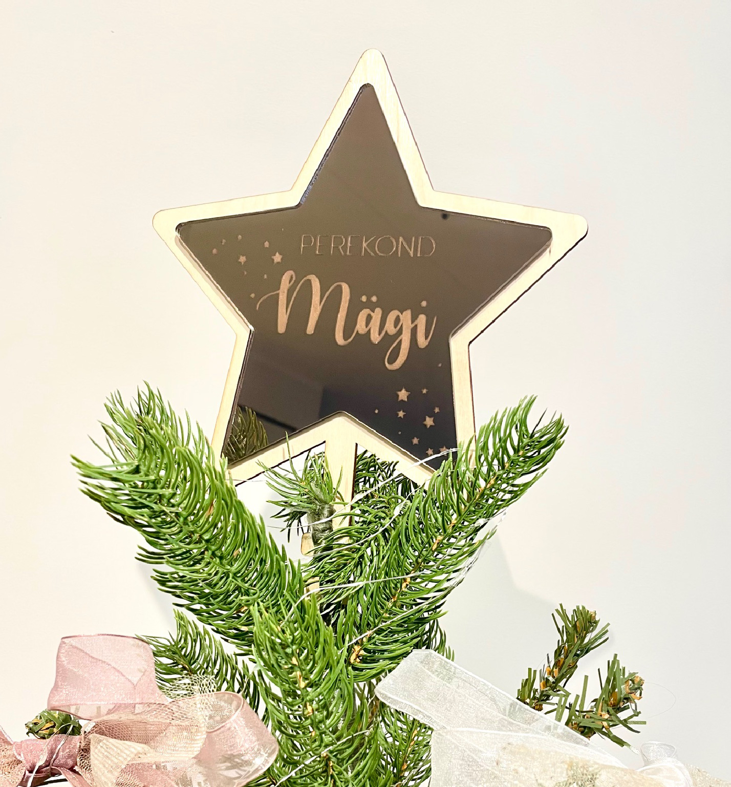 Nimeline jõulutäht – personaalne kuusetipu kaunistus kuldsest või hõbedasest akrüülist