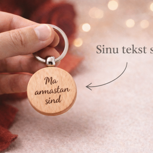 Nimeline puidust võtmehoidja personaalse graveeringuga. Võimalik lisada nimi ja tekst ka teisele poole. Käsitööna valmistatud Eestis.